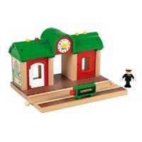 BRIO Vlaková stanice s rozhlasem a osvětlením (33578)